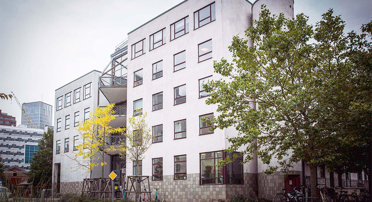 Malmö Neptunigymnasiums skolbyggnad sedd från gatan.