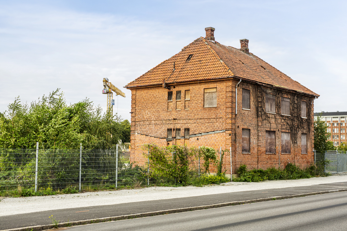 En gammal kontorsbyggnad i tegel  som var en del av AB Alfred Benzons fabrik står kvar på Industrigatan och ska bevaras när Sorgenfri omvandlas. 