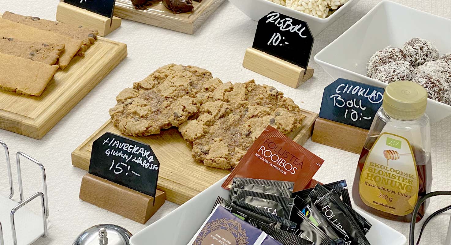 Flera olika sorters kakor står till försäljning på en arbetsbänk.