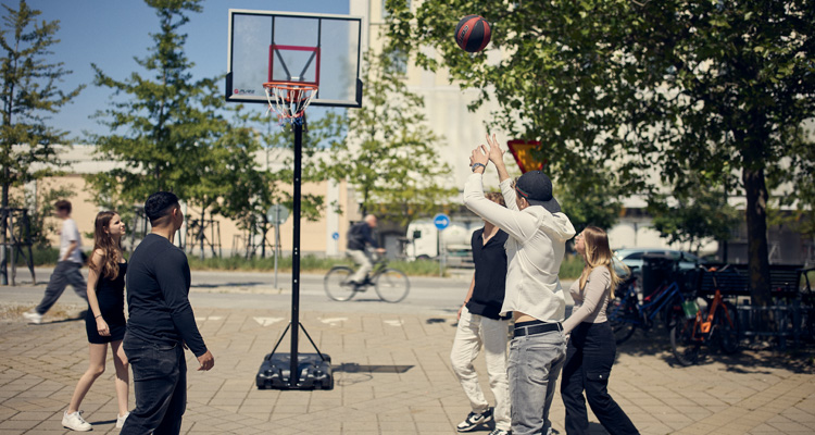 Elever på gården spelar basket.