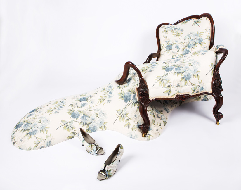 Bild på Nina Saunders verk Blue Fjord från 2010. Verket är en installation som föreställer en fåtölj som flyter ut på golvet. 