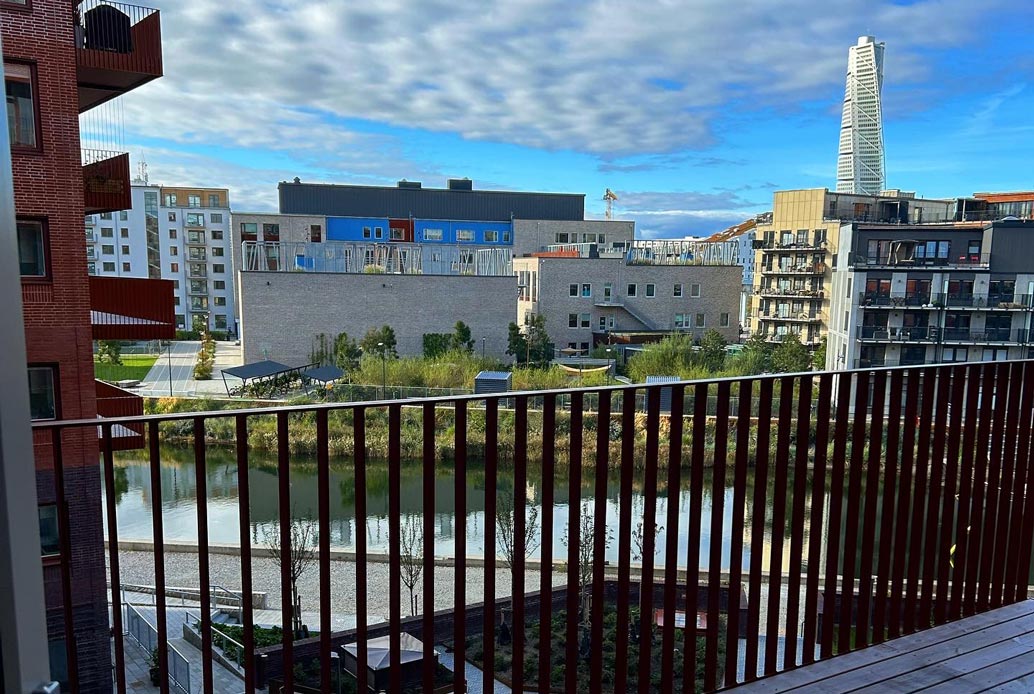 Från balkongen ser man både stadens nya stadsdel ta form och barnen från
skolan på andra sidan kanalen.