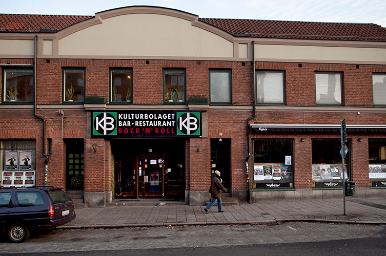 Fotografi på Kulturbolagets fasad, en röd tegelbyggnad. På en svart skylt står det Kulturbolaget, bar, restaurang, rock'n'roll.