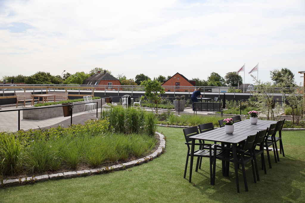 På takterrassen finns många olika sittpartier
som omgärdas av gröna växter och buskar.