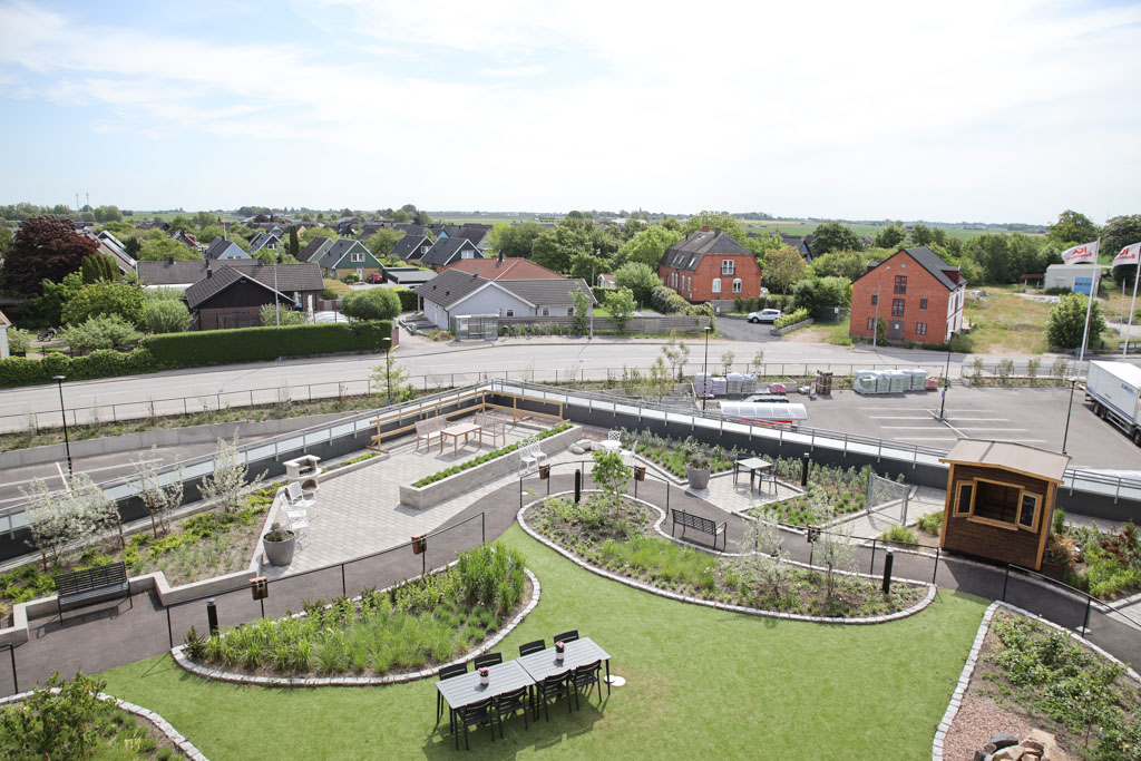 Den gröna och växtrika takterrassen har en
vacker utsikt över hus och åkrar.