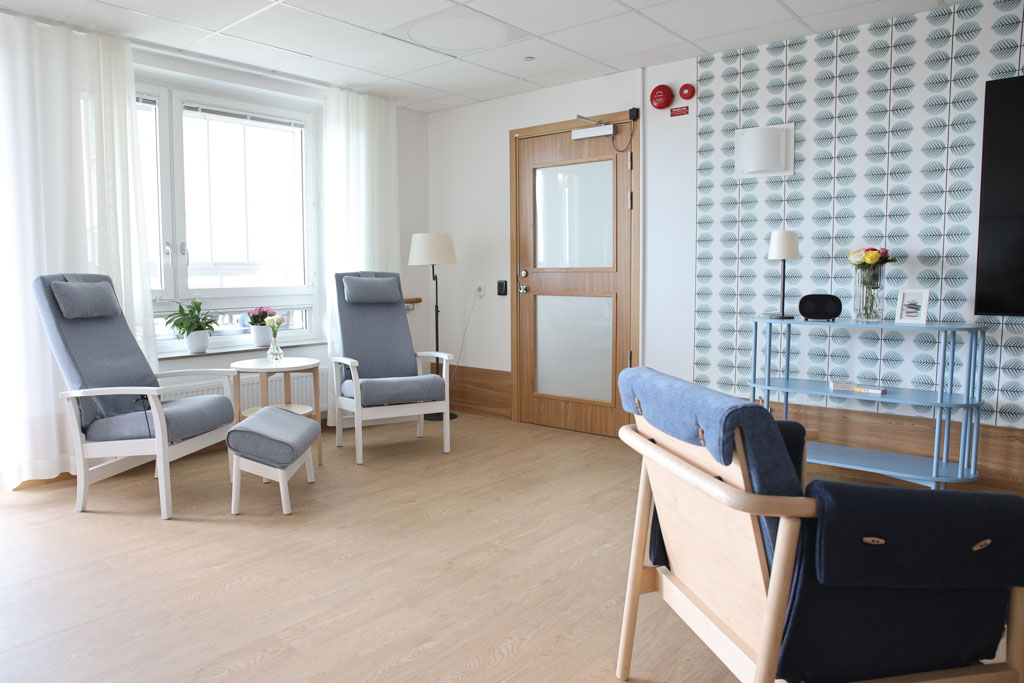 Rymliga och ljusa rum med öppna ytor och plats
för sittpartier i olika grupper ger hemkänsla.