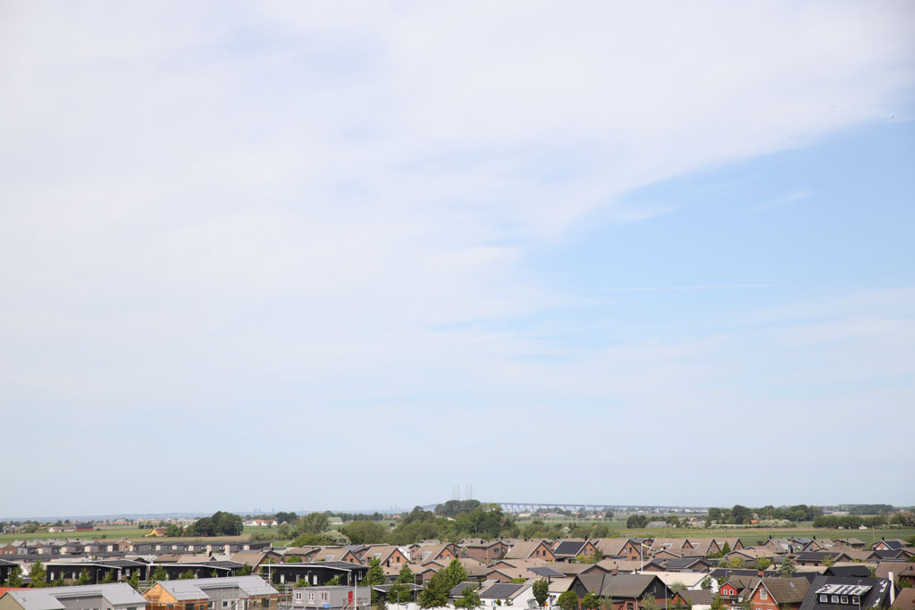 Härlig
utsikt med både hustak, åkrar och Öresundsbron som vy. 