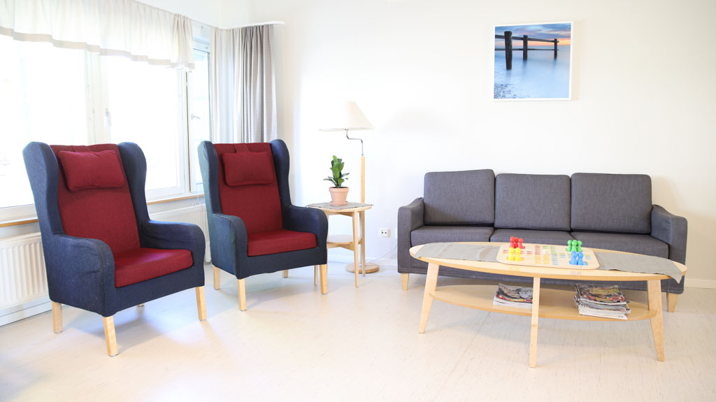 Fåtöljer och soffa ger en inbjudande känsla för att umgås över ett parti
fia med knuff.