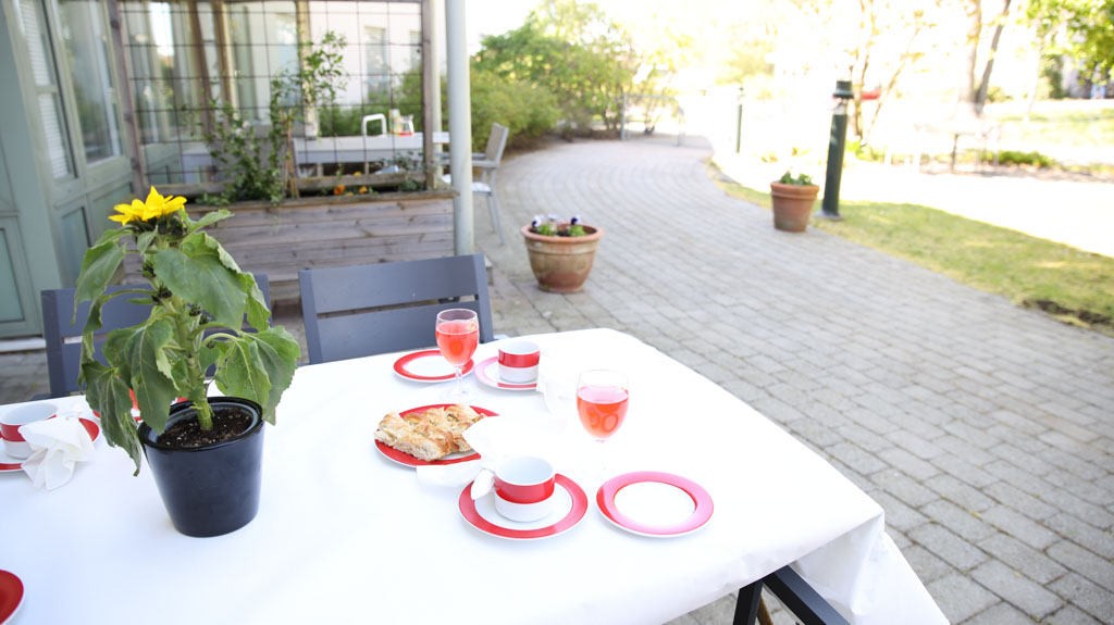 En skön plats i skuggan för lite svalkande dryck och fika en varm
sommardag.