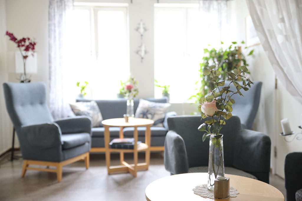 Vaser med färska blommor gör sällskapsrummet ombonat.