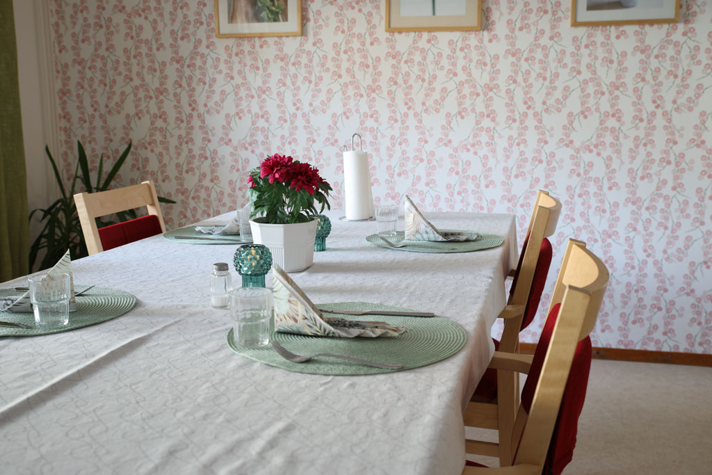 Ett dukat bord som visar att det snart är dags för middag.