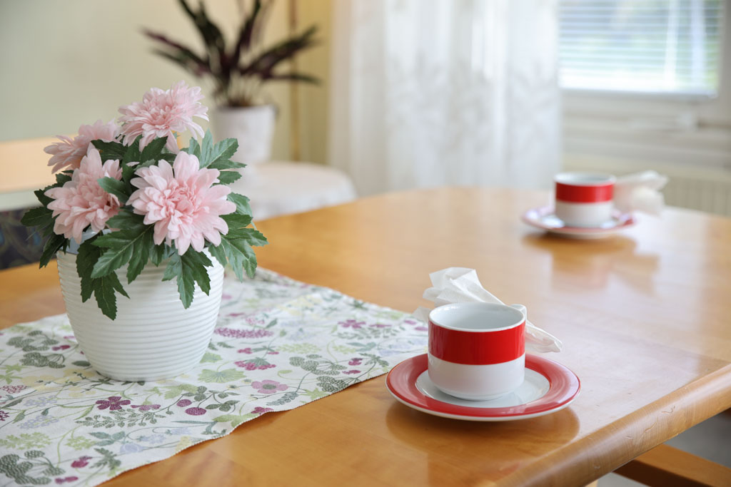 Blombukett i vas ger ett hemtrevligt intryck när det är dags
för kaffe.