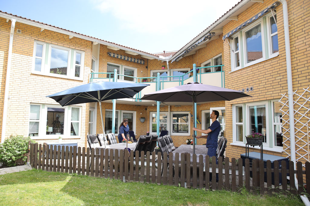 När solen står på är det skönt att kunna sitta ute i skuggan under
parasoller.