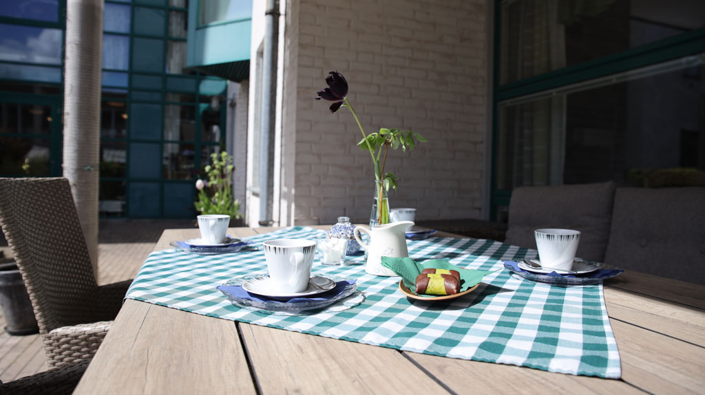 På bordet på uteplatsen är det uppdukat för fika och man kan välja att
sitta både i solen och i skuggan.