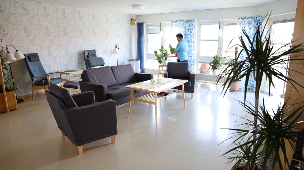 I det ljusa sällskapsrummet finns det plats för gemenskap.