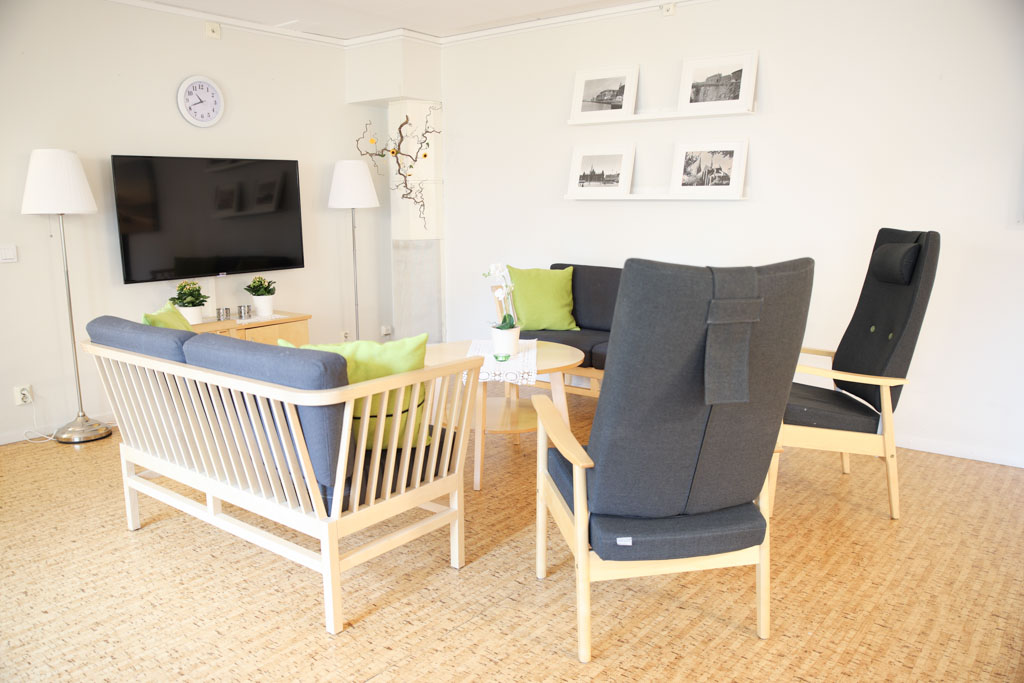 Här kan man tillsammans sitta och titta på tv, antingen i en fåtölj
eller i en soffa.