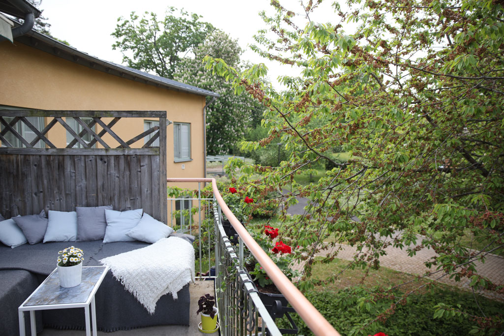 Här kan man krypa upp bland kuddar och filtar en skön sommardag och
samtidigt njuta av all grönska utanför balkongen. 