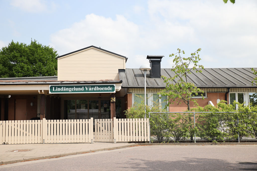 En grind i ljust trä välkomnar besökaren till boendet.