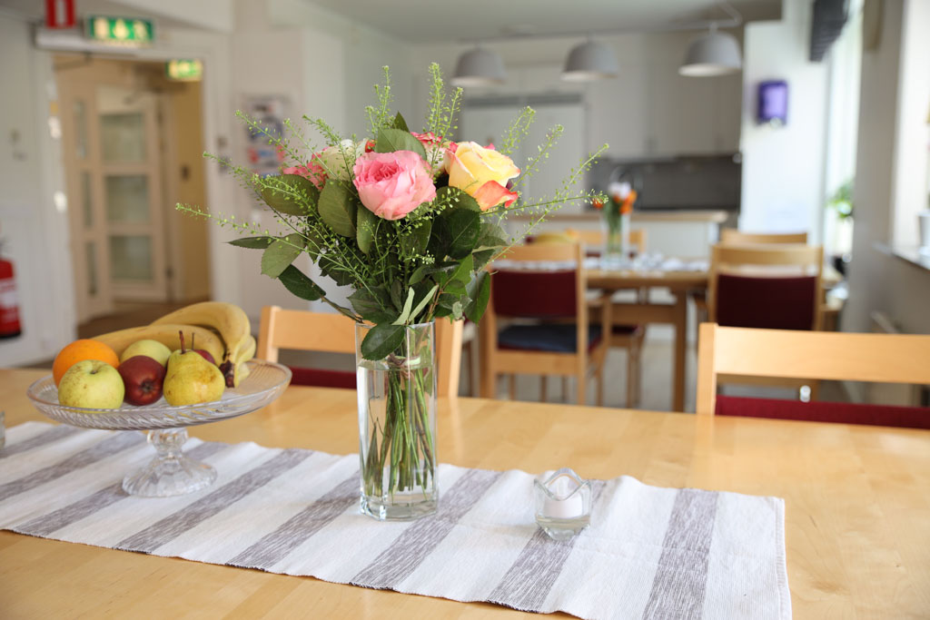 En vas med färgglada
blommor och ett fat med blandade frukter gör köket mer hemtrevligt.