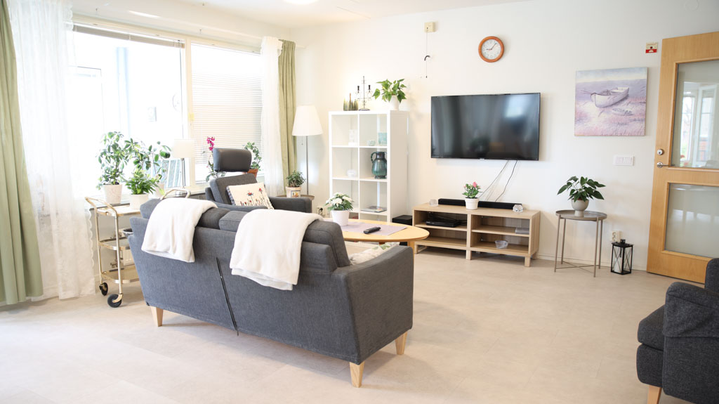 I det ljusa och rymliga sällskapsutrymmet kan man slå sig ner i den gråa
soffan framför TV:n.