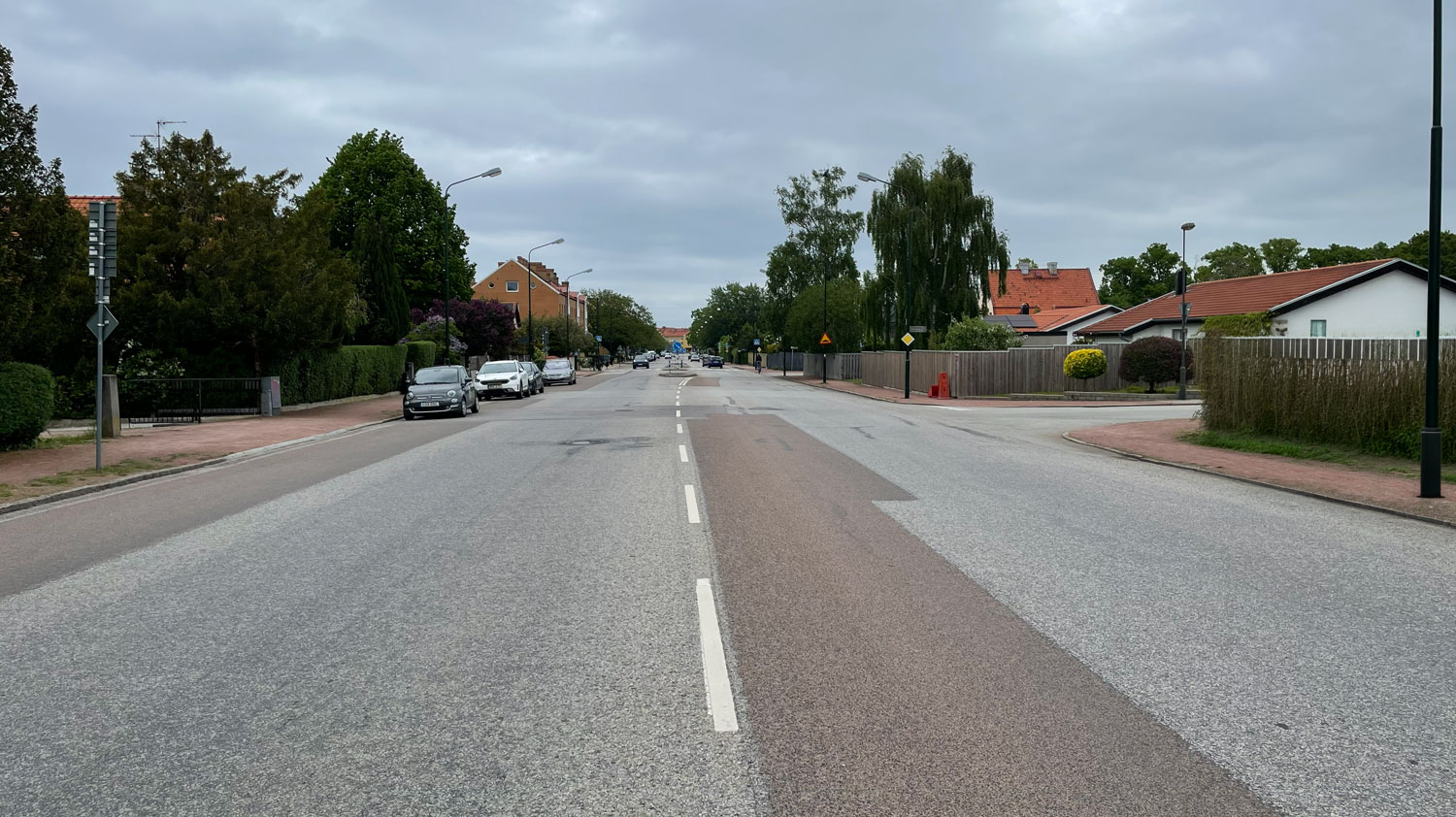 Bellevuevägen i riktning norrut i höjd med Stadiongatan.