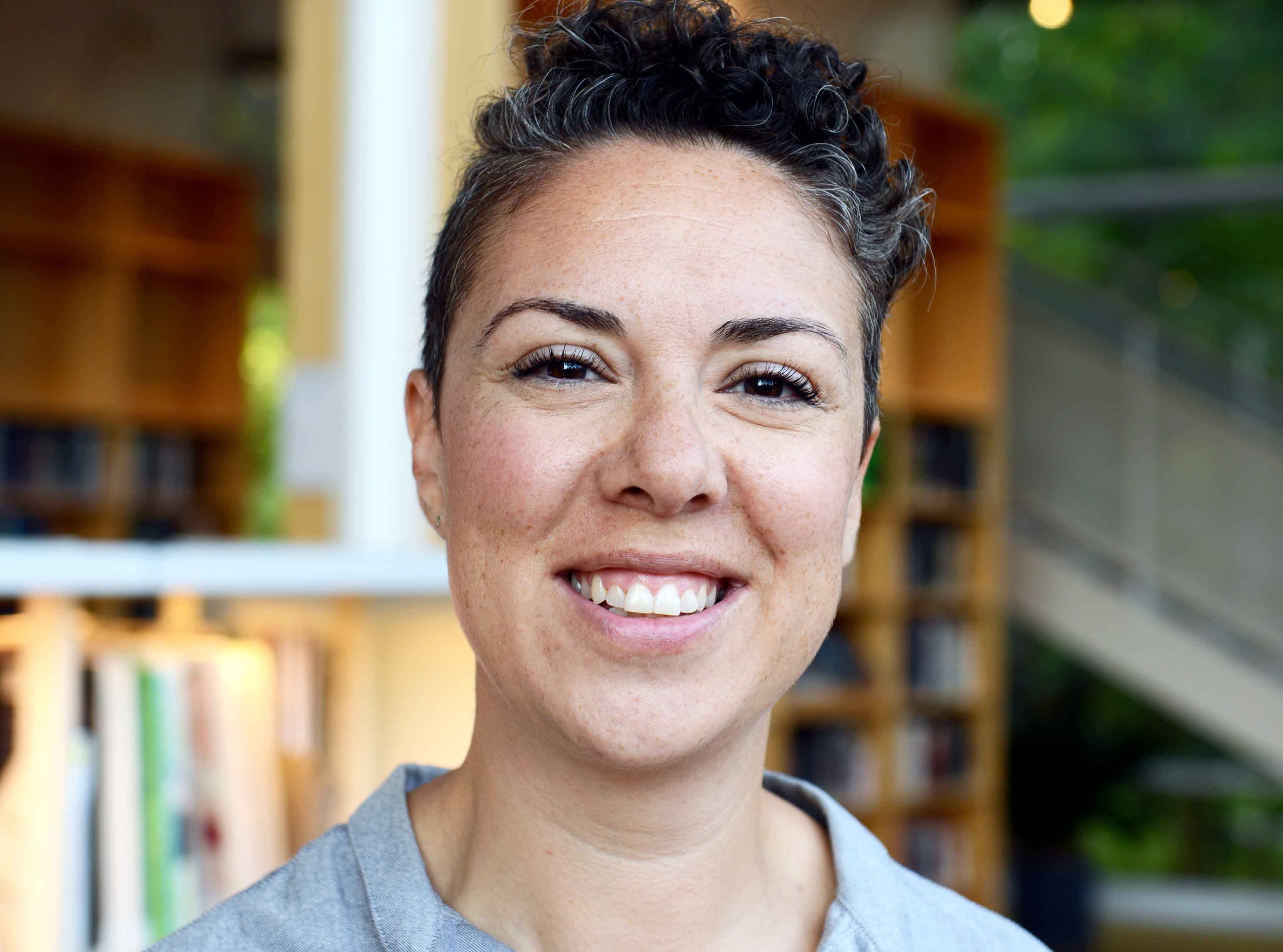 Vian Mirza har kort mörkt hår.