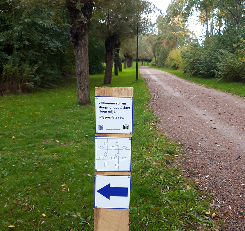 Leta reda på de blå pilarna som är utplacerade i området för att följa slingan.