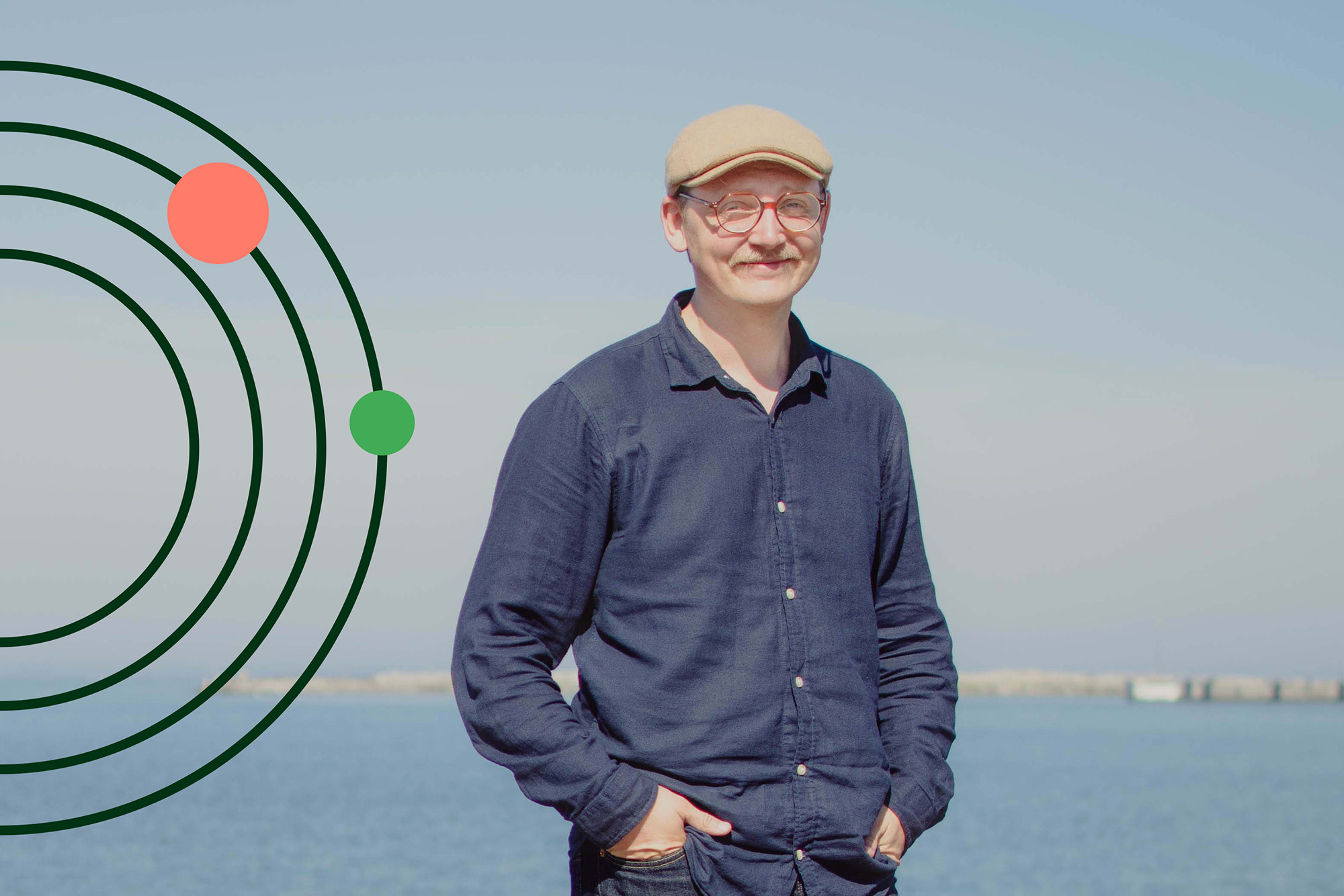 Emanuel Toft har glasögon och keps.