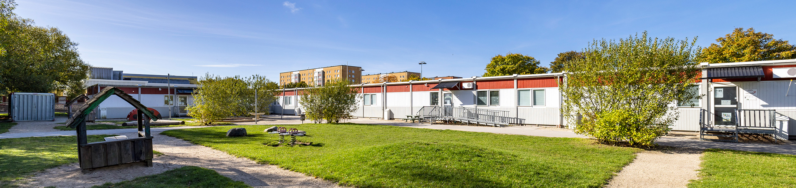 Kullabäckens förskola är byggd i ett plan och har fem avdelningar.