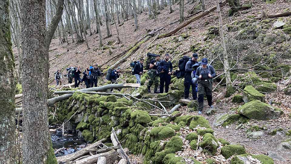 Elever från Bernadottegymnasiet vandrar i skogen
