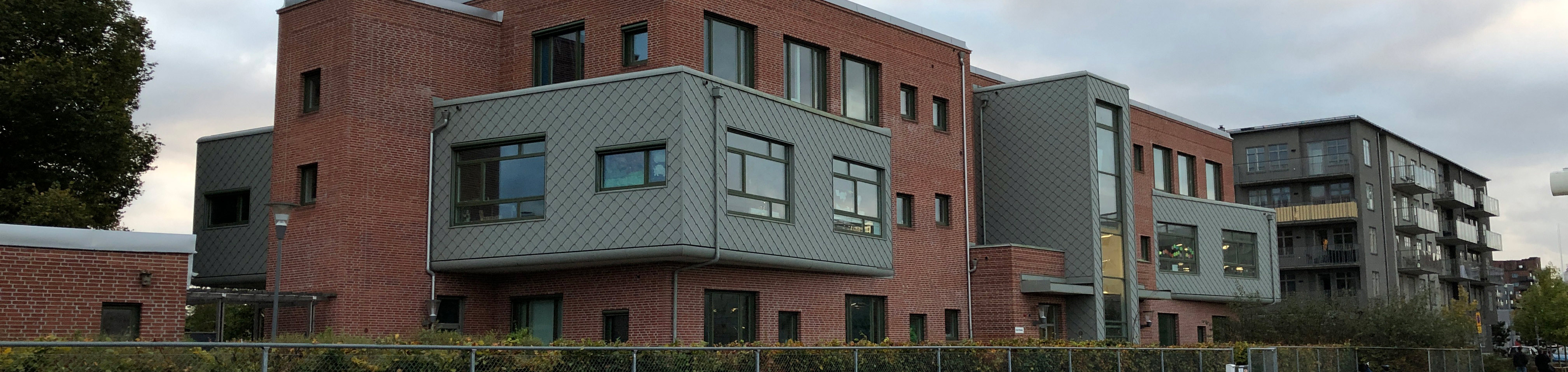Bojens förskola är byggd i tre plan och har åtta avdelningar.