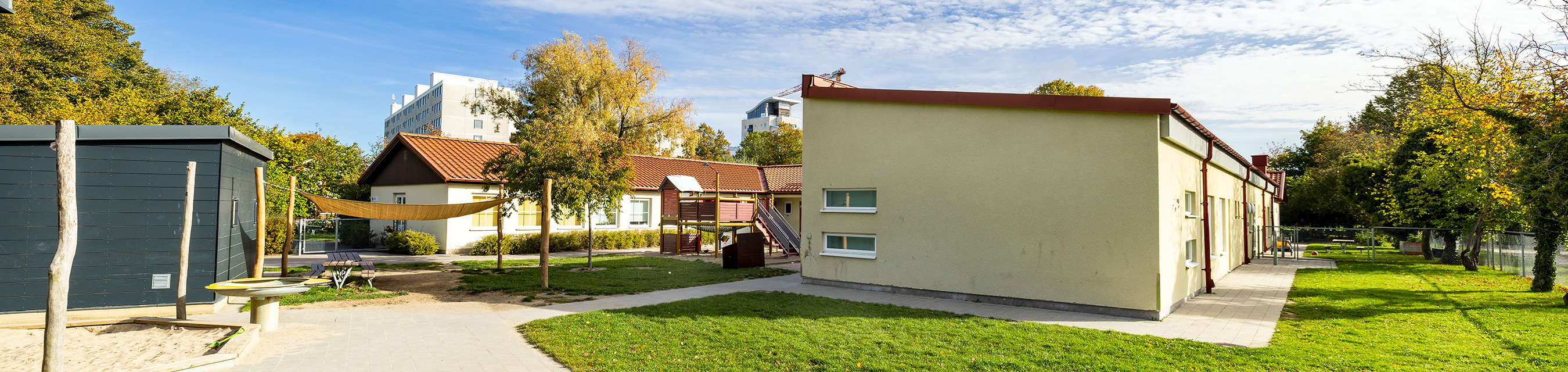 Södertorps förskola är byggd i ett plan och har sex avdelningar. 