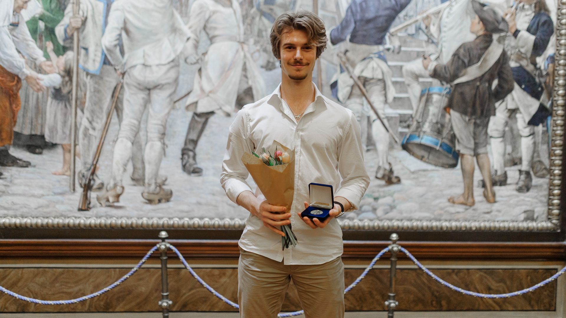 Joel Vaissi i vit skjorta har tagit emot sin medalj och blommor.