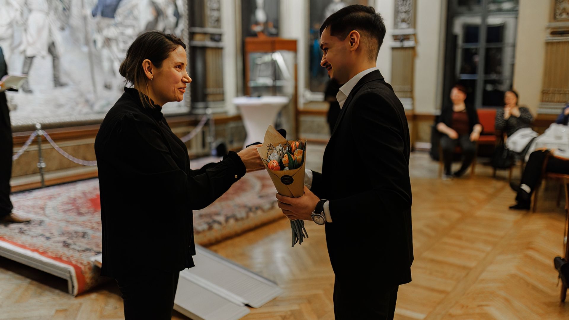 Fritidsnämndens ordförande Sanna Axelsson delar ut medalj till Haytham Alkhushali.
