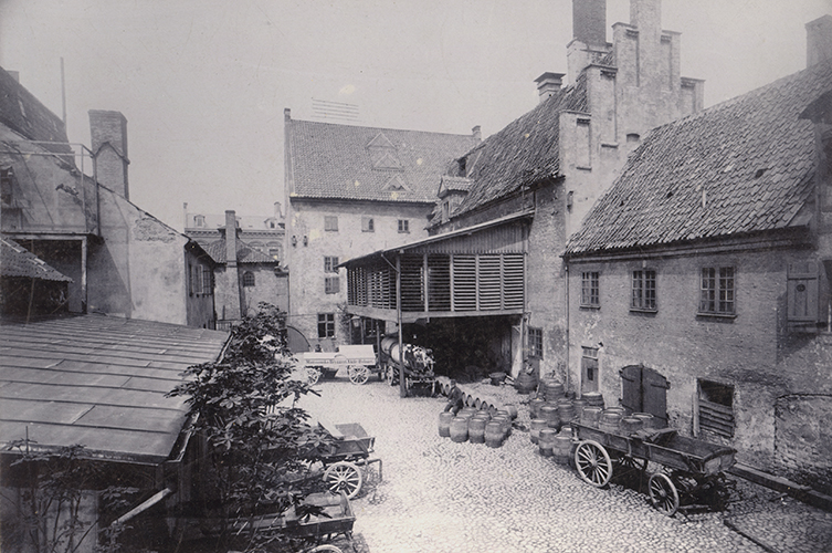Gårdsinteriör från Mattssonska bryggeriet vid Kyrkogatan och Göran Olsgatan, kvarteret Svanen, i början av 1880-talet. Foto: Axel Sjöberg / Malmö museum.