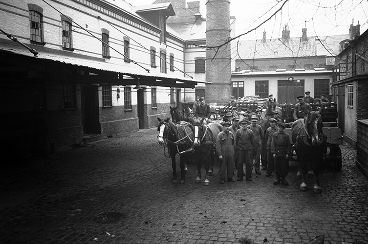 Kuskar och bryggare vid Jönssons bryggeri i Malmö, 1945. Foto Otto
Ohm / Malmö museum.