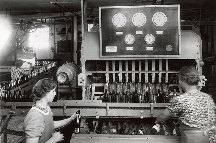 Kvinnliga bryggeriarbetare, Malmö, okänt år. Foto: Otto Ohm / Malmö museum.