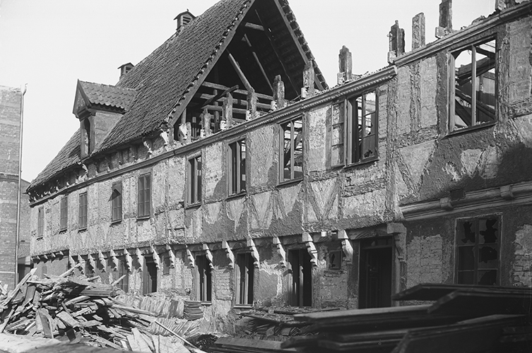 Rivningen av Bryggarelagets hus vid Västergatan/Långgårdsgatan, 1900. Byggnadsdelar omhändertogs av Malmö
Museum. Foto: Carl Wilhelm
Roikjer / Malmö museum.