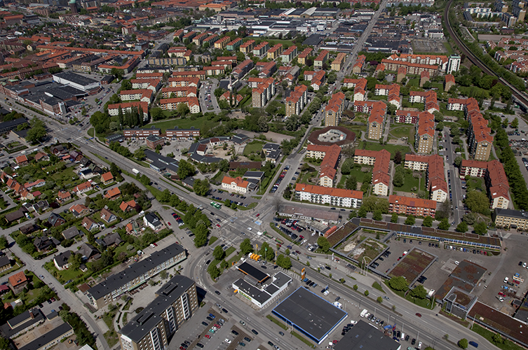 Ett bostadsområde med gator och hus sett från luften.