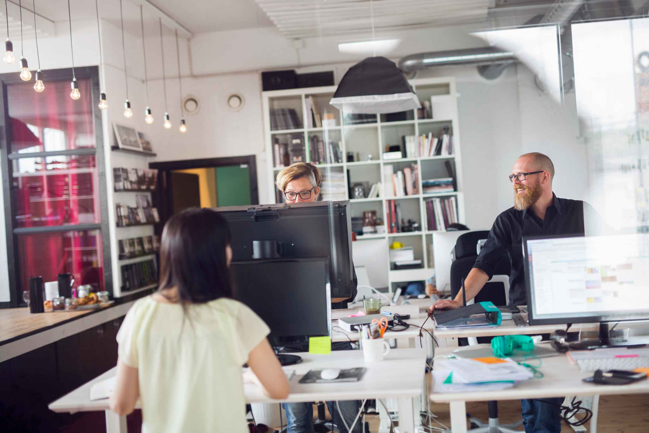 Två personer i kontorsmiljö på Media Evolution City.