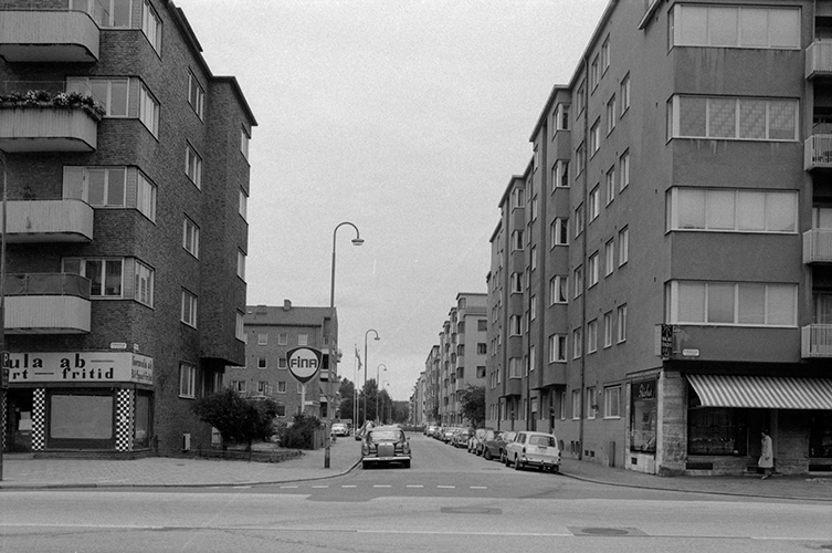 Svartvitt foto av gata i stadsmiljö.