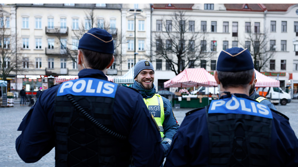 Poliser tillsammans med Malmö stads ordningsvakter Foto: peter Kroon