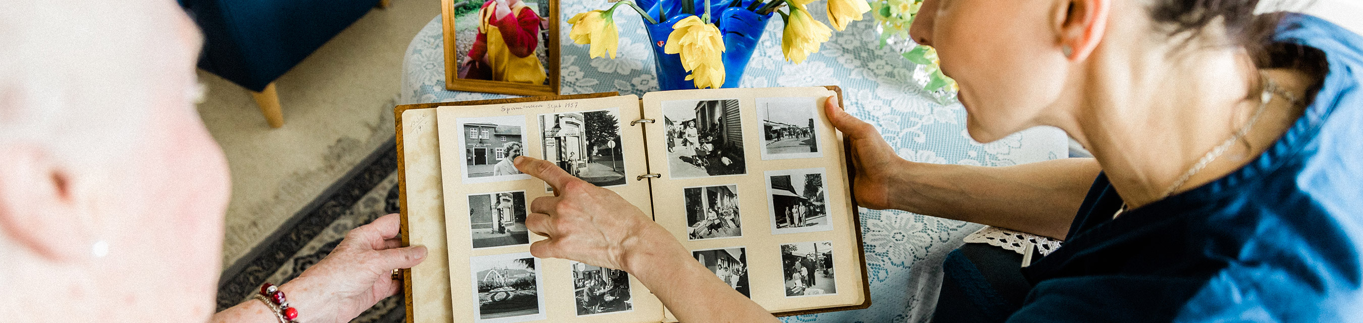 Trygghet
kan vara många saker – som att minnas det som varit genom att titta i gamla
fotoalbum tillsammans.
