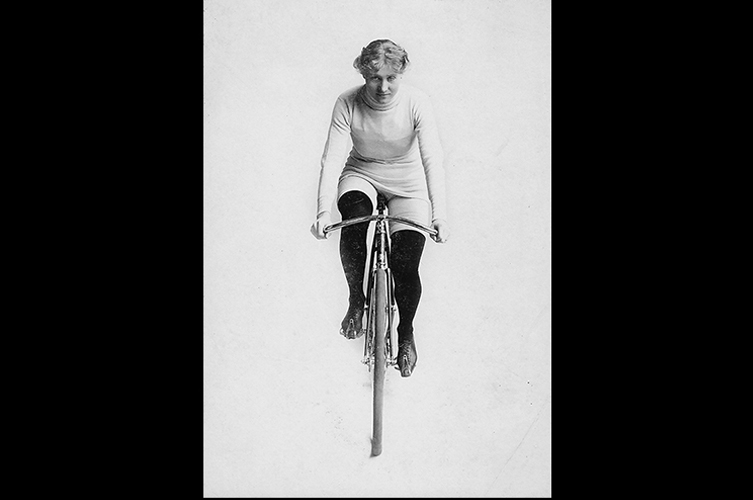 Äldre foto på kvinna som cyklar.