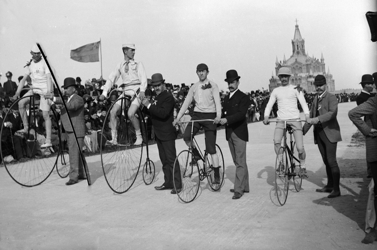 Höghjulstävling utanför St Pauli kyrka omkring 1905. Foto: Leon Fagercrantz, Malmö Museer.