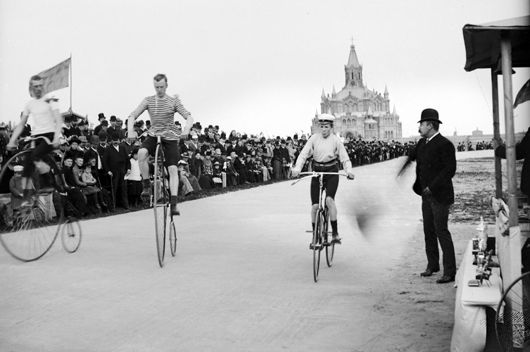 Höghjulstävling utanför St Pauli kyrka omkring 1905. Foto: Leon Fagercrantz, Malmö Museer.