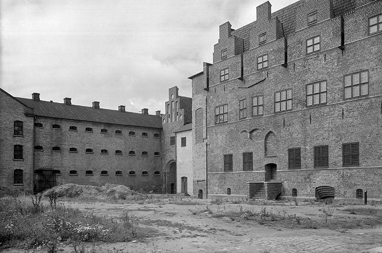 Äldre fotografi på renässansslottet Malmöhus slotts borggård på 1930-talet. 