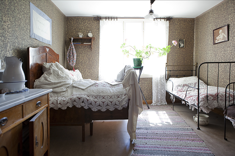 Fotografi från sovrummet i Ebbas hus. Bilden ger en bild av hur det kan ha sett ut i ett hem under sekelskiftet 1800 till 1900-tal