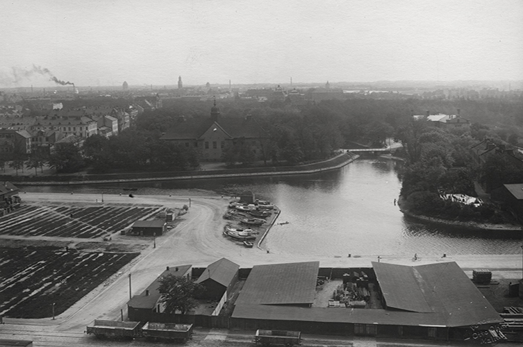 Flygbild ovanifrån, vy över kanalen mot Hovrätten. Runt hovrätten ligger en kanal och en park.
