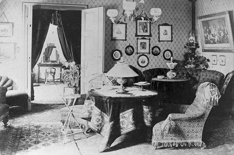 Rumsinteriör - Theodor Flensburgs vardagsrum. Foto:
Okänd fotograf / Malmö museum.